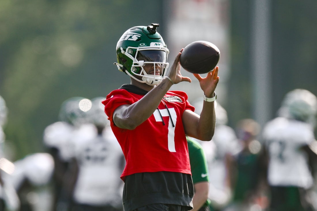 Jets’ Justin Fields participates in QB drills, despite toe injury