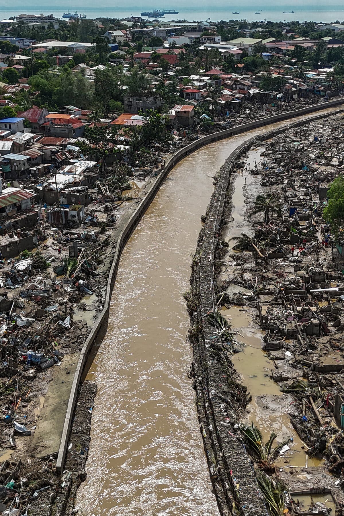 Typhoon Kalmaegi Batters Philippines