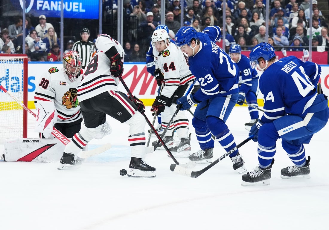 Maple Leafs’ quick third period flurry stuns Blackhawks
