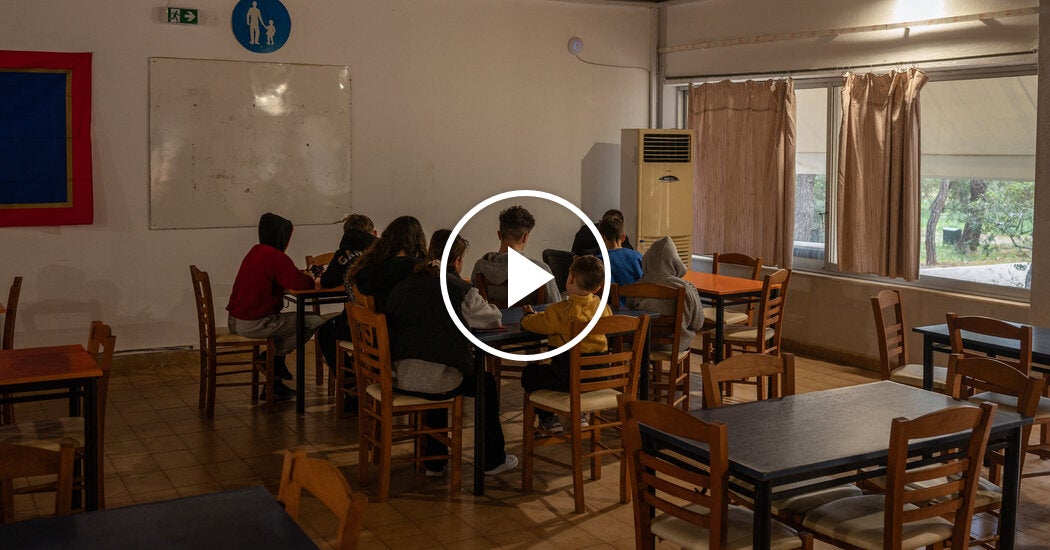 Greeks React to Plans to Block Social Media for Children Under 15