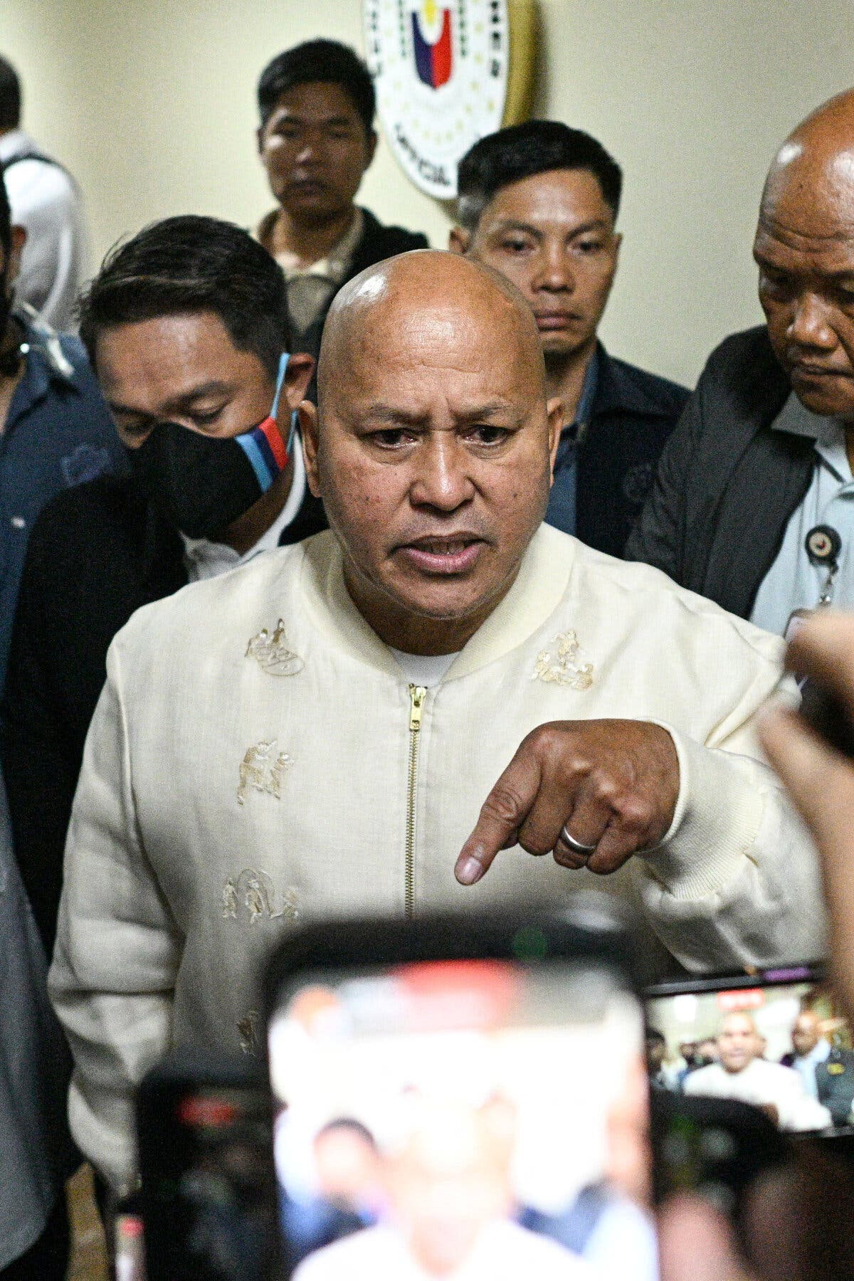 Government Agents Chase Philippine Senator in Parliament